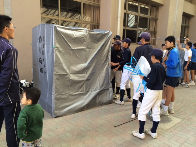 てきぱきと災害用トイレを設営する平間中学校の生徒さんたち
