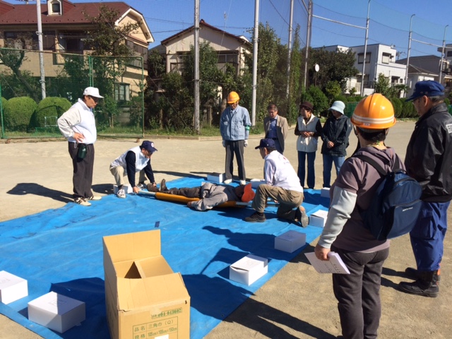 毛布を使った簡易担架の作り方から運び方まで学びました