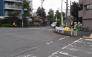 注意喚起のため旗振り