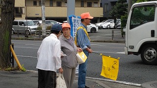 啓発のためティッシュを手渡し