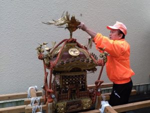 鳳凰に「稲穂」を飾り付け