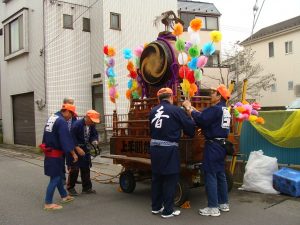 山車にも花を飾りつけ