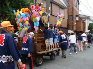 交代で太鼓をたたく